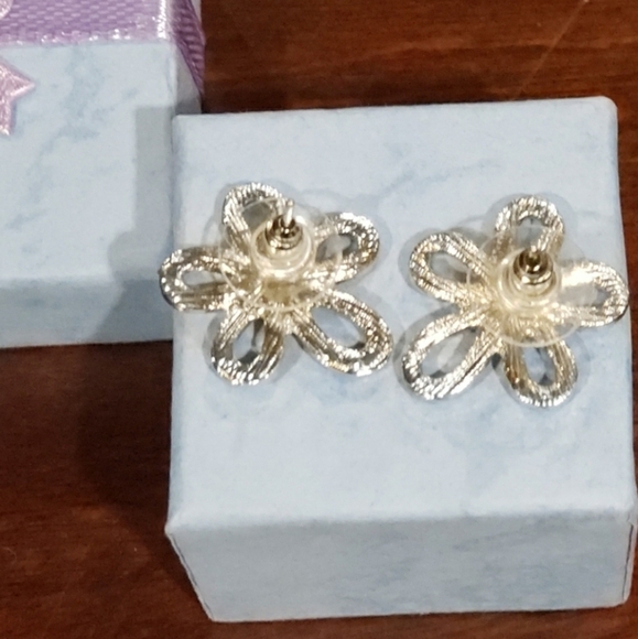 Sparkling Rhinestone Flower Earrings - Picture 7 of 8